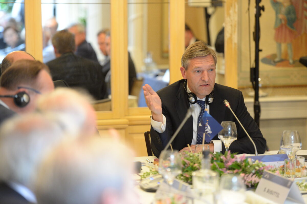 Sybrand Buma aan het woord tijdens een bijeenkomst van de EPP in 2015